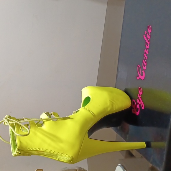 Eye Candie Juliana -93 High Heel Shoe. Color: Yellow and Size: 9. - Picture 2 of 6